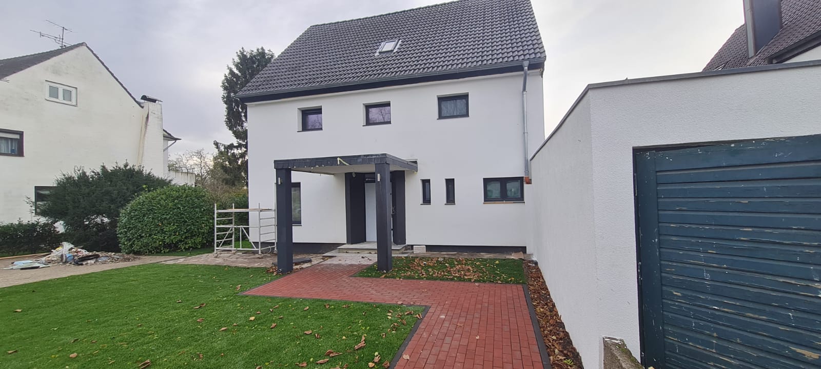 Fertig sanierte und modernisierte Außenfassade.
