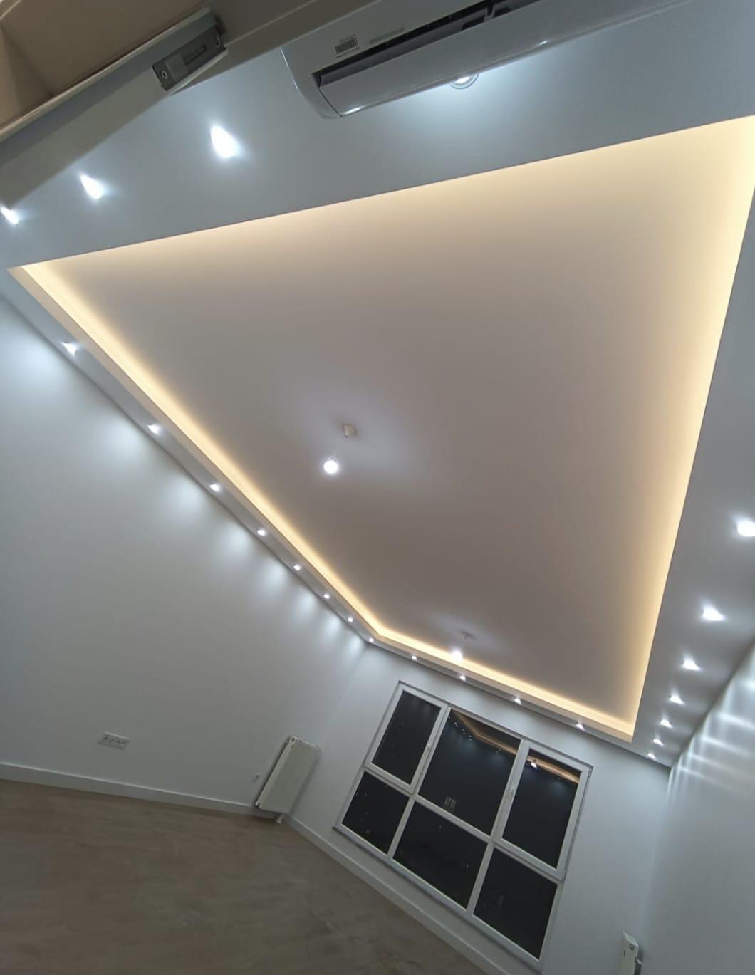 Moderne Deckengestaltung mit indirekter LED-Beleuchtung.