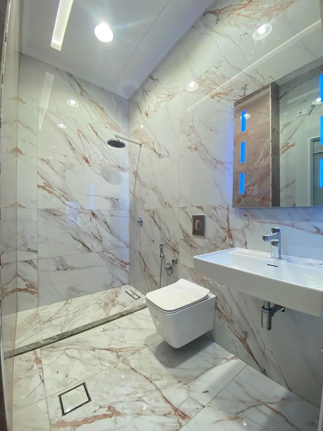 Fertig renoviertes Badezimmer mit hochwertiger Marmoroptik.