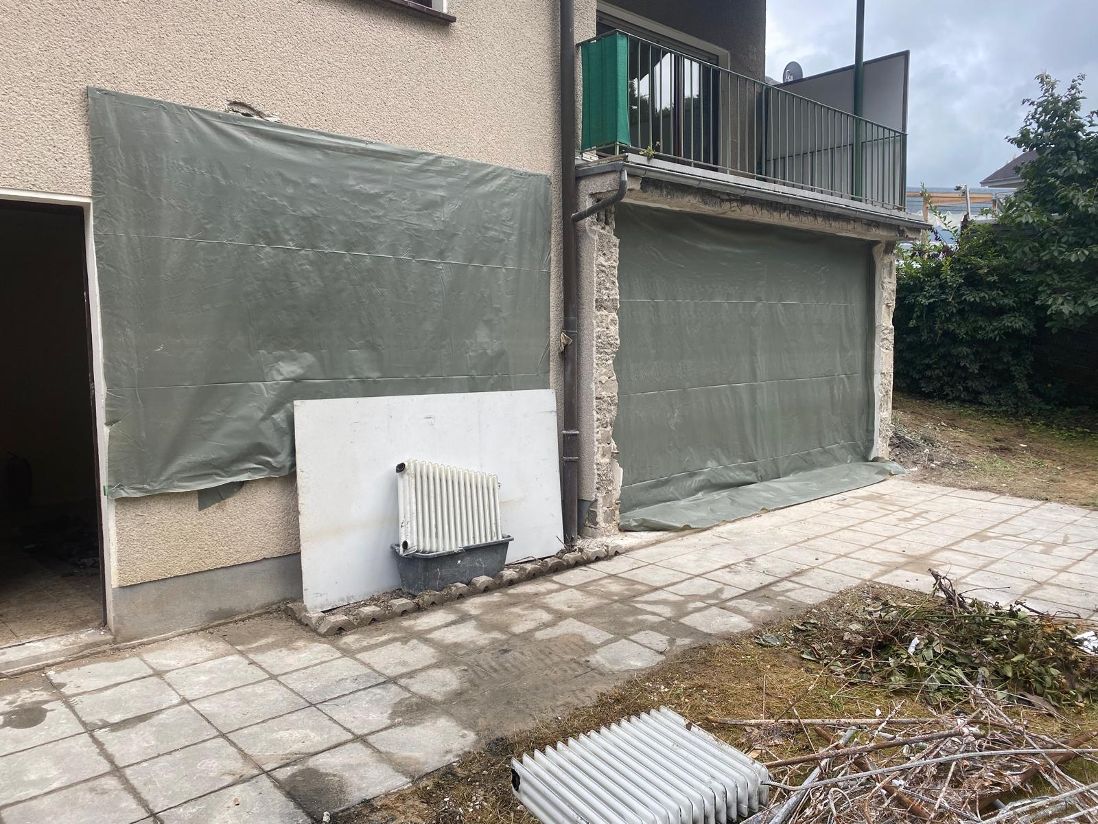 Vorbereitung der Fassade für die neue Wandöffnung.