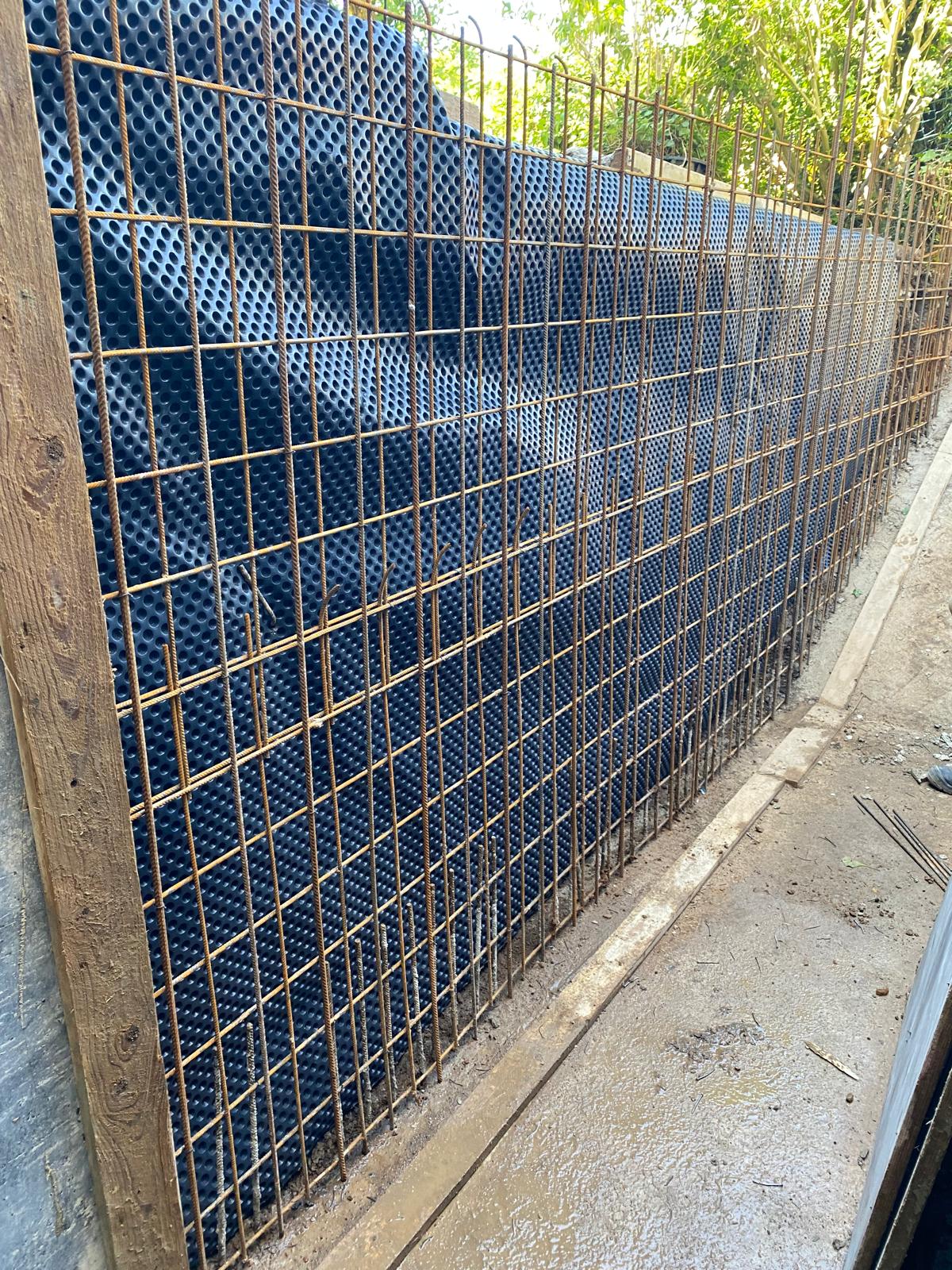 Bewehrung der neuen Betonwand vor dem Betonieren.