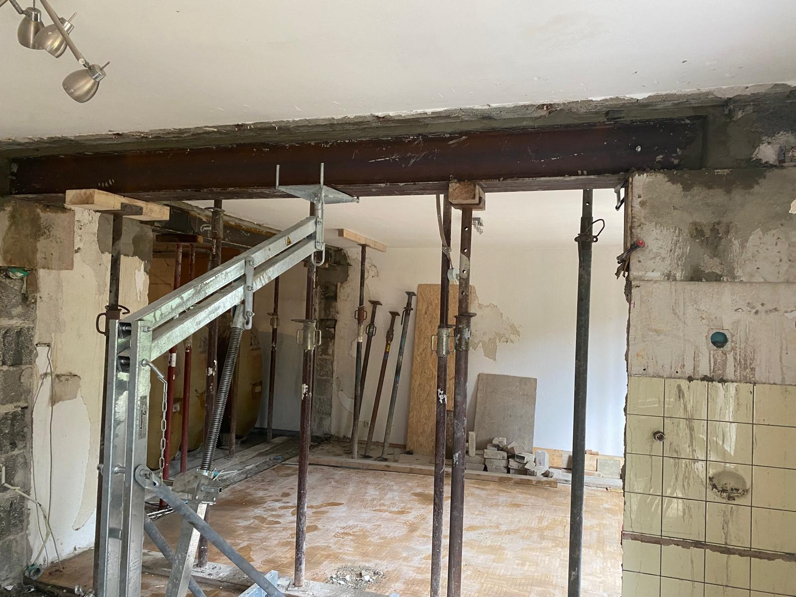 Abfangung der Decke und Einbau des Stahlträgers.
