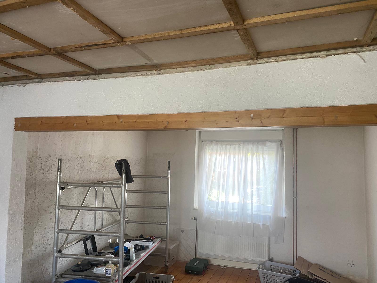 Vorbereitung der großflächigen Wandöffnung im Innenbereich.