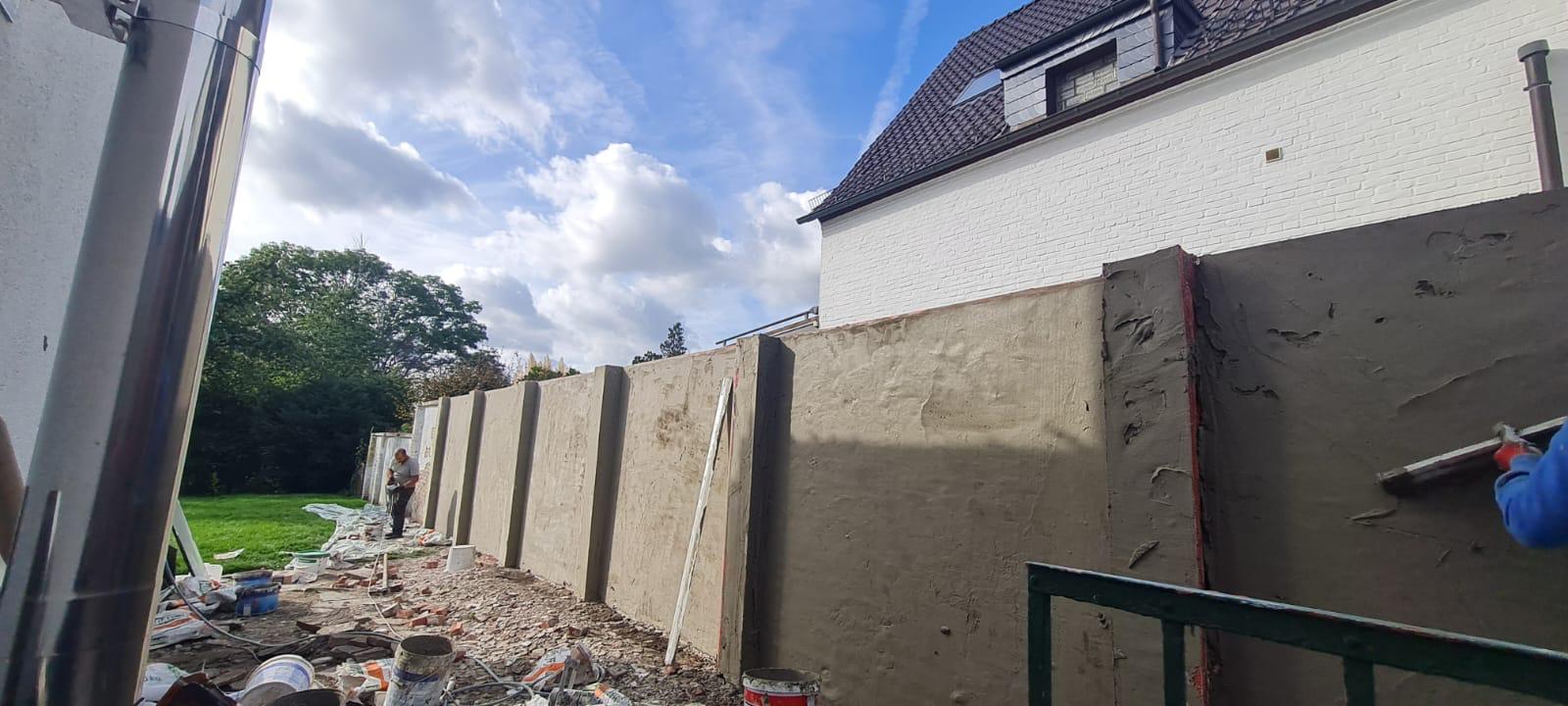 Vorbereitung der Außenwand für die Sanierungsarbeiten.