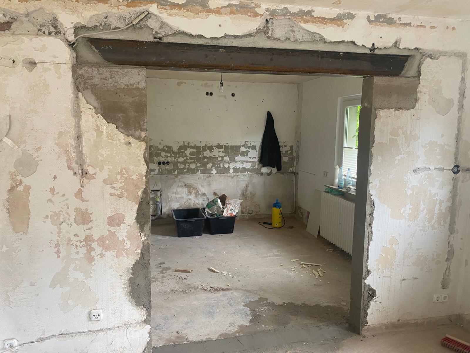 Neue Wandöffnung nach dem Einbau des Stahlträgers.