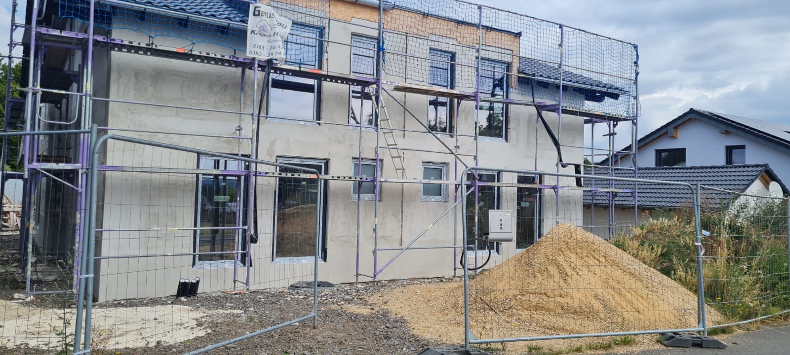 Sanierung der Außenfassade mit Gerüst.